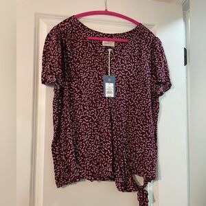NWT Universal thread wrap top.  Snap at top and bottom.  Ties at side.